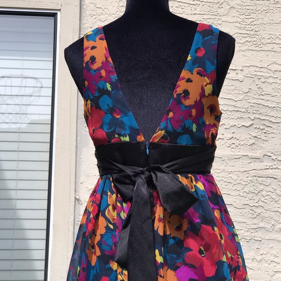 FOREVER 21 Floral Plunge Neck Summer Dress - Picture 5 of 8